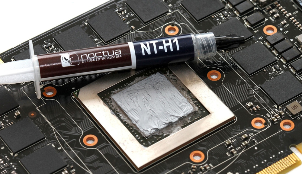 Applying thermal paste to the video card