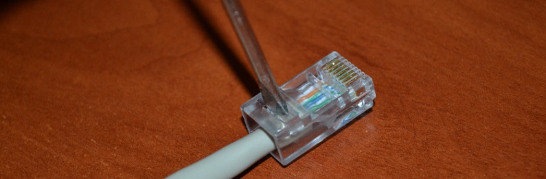 Latching the cable retainer with a screwdriver