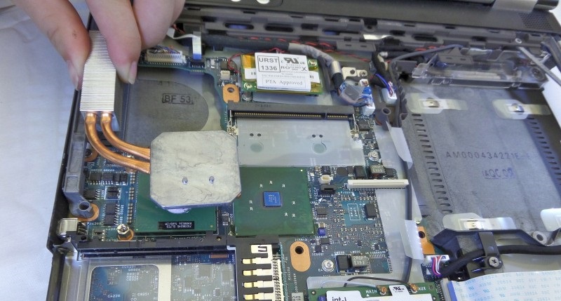 Removing the heatsink from the laptop