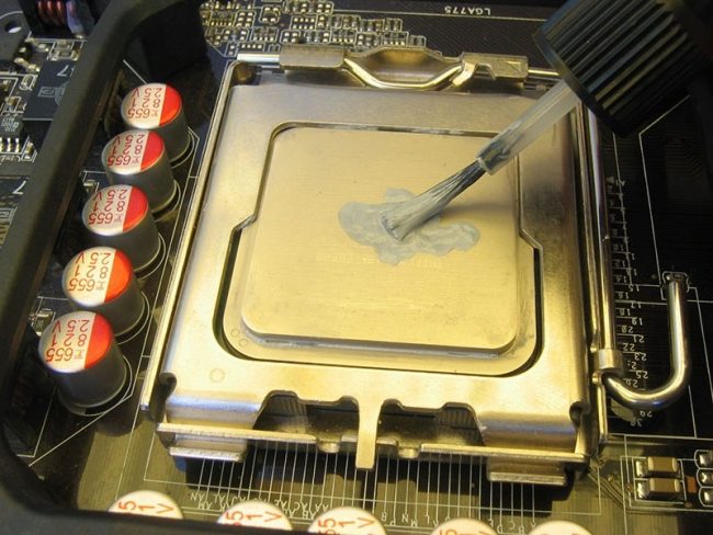Applying thermal paste to the processor