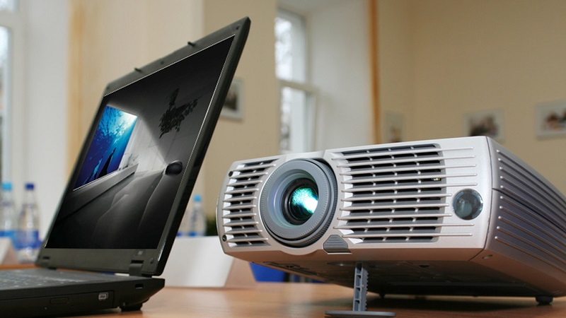 Connecting the projector to a laptop